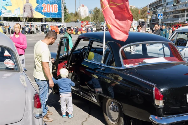 Exposición de coches retro producidos en la URSS en la explanada i — Foto de Stock