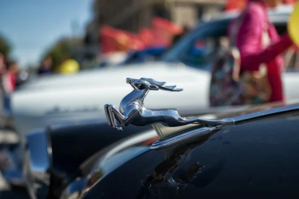 Distintivo en el capó de un coche retro Volga GAZ-21 en t — Foto de Stock