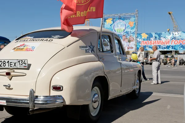 Exposición de coches retro producidos en la URSS en la explanada i —  Fotos de Stock