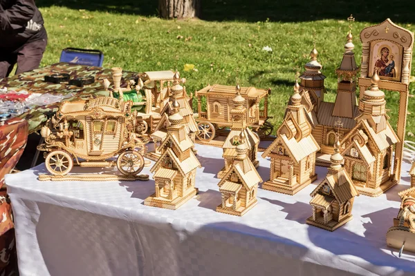 Exhibition and sale of wood products handcrafted in the streets — Stock Photo, Image