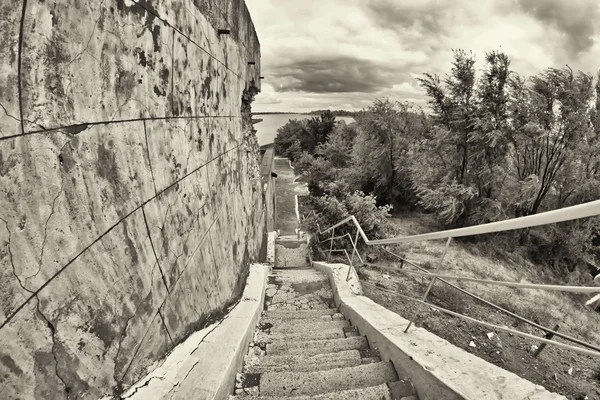 Oude trappen met gebarsten, ongelijke betonnen trappen — Stockfoto