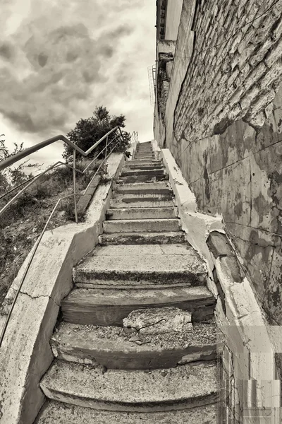 Vecchie scale con incrinato, scale di cemento irregolare — Foto Stock