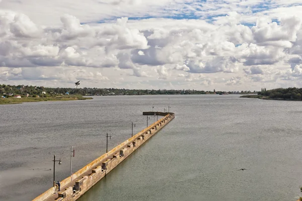 A long concrete pier in front of the gateway of the navigable ch — Stock Photo, Image