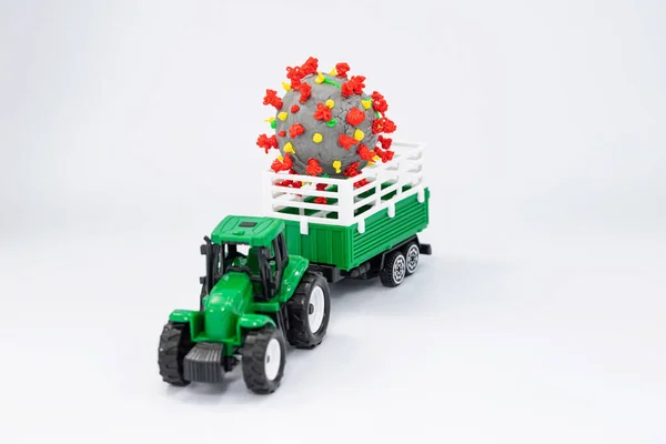 一个玩具农场牵引机载着一个用3D笔画在拖车上的3D头牛模型 — 图库照片