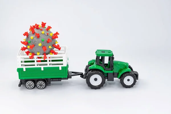 一个玩具农场牵引机载着一个用3D笔画在拖车上的3D头牛模型 — 图库照片