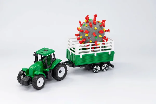 Tractor Granja Juguete Lleva Modelo Coronavirus Hecho Con Una Pluma — Foto de Stock