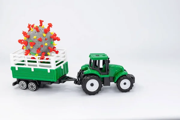 Tractor Granja Juguete Lleva Modelo Coronavirus Hecho Con Una Pluma — Foto de Stock