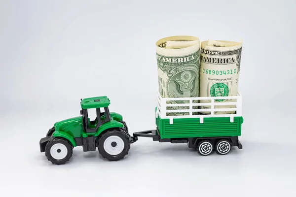 Zelený Traktor Nese Dolary Přívěsu — Stock fotografie