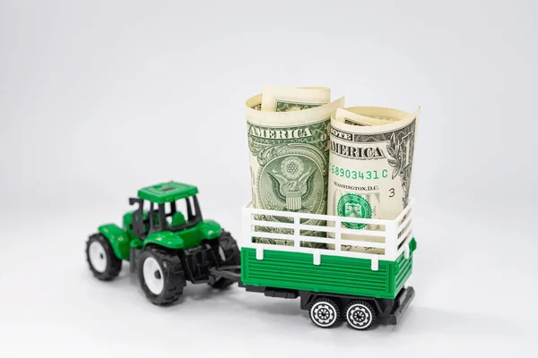 Tracteur Jouet Vert Porte Des Dollars Dans Une Remorque — Photo