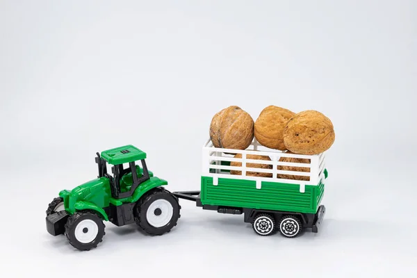 Juguete Granja Verde Tractor Lleva Nueces Remolque — Foto de Stock