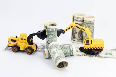 Sarı oyuncak kazıcısı dolar şeklinde mineraller çıkarıyor.