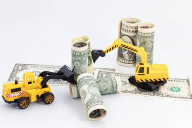 Sarı oyuncak kazıcısı dolar şeklinde mineraller çıkarıyor.