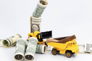 Oyuncak inşaat malzemeleri odun toplar ve bir kamyona yükler.