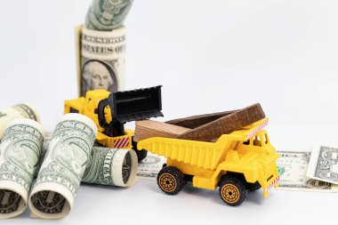 Oyuncak inşaat malzemeleri odun toplar ve bir kamyona yükler.