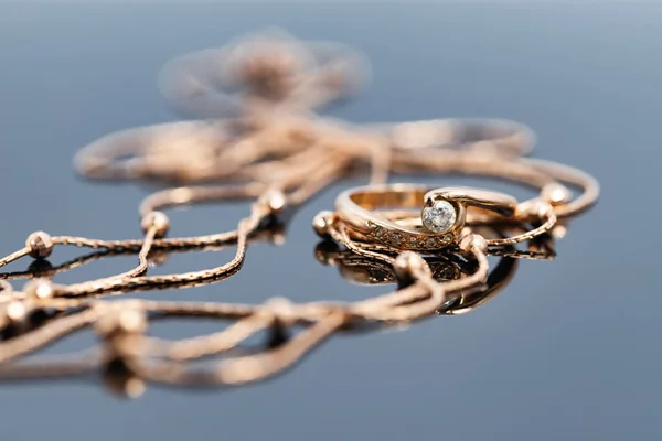 Anillo Oro Con Diamante Collar Cadena Oro Encuentran Una Superficie —  Fotos de Stock