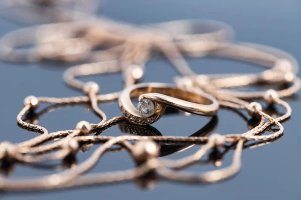 다이아몬드가 금고리와 목걸이가 어두운 표면에 — 스톡 사진