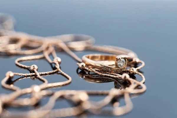 다이아몬드가 금고리와 목걸이가 어두운 표면에 — 스톡 사진