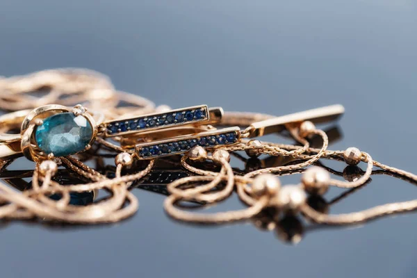 Een Gouden Ketting Met Een Hanger Oorbellen Een Topaz Ring — Stockfoto