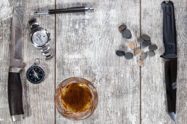 Erkek eşyaları ve aksesuarlar: bıçak, viski bardağı, şık kalem, saat ve pusula 