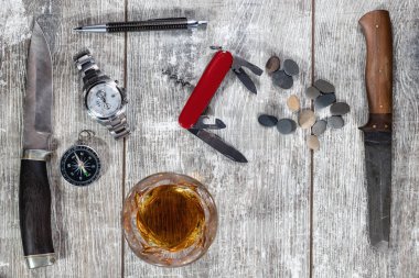Erkek eşyaları ve aksesuarlar: bıçak, viski bardağı, şık kalem, saat ve pusula 
