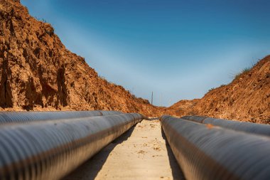 Özel korozyon önleyici izolasyondaki teknolojik boru hatları siperin dibine kurulmuştur.