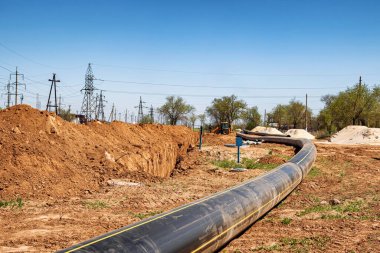 Kalın duvarlı polietilen borulardan yapılmış yeraltı boru hatlarının kurulumu