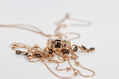 Yıldızlar ve yakut küpeler şeklinde yakutlu bir yüzük beyaz yüzeye yansıyor.