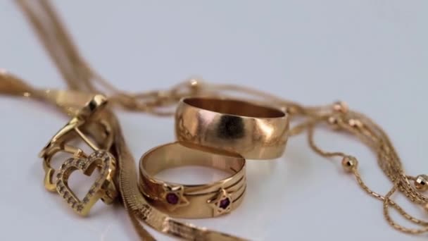 Χρυσά Δαχτυλίδια Σκουλαρίκια Και Αλυσίδες Περιστρέφονται Γύρω Από Τον Άξονά — Αρχείο Βίντεο