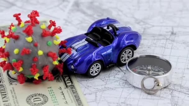 Mały Niebieski Samochód Zabawki Kompas Model Koronawirusa Obracają Się Mapie — Wideo stockowe