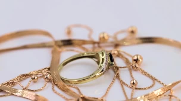 Arany Gyűrűk Fülbevalók Láncok Forognak Tengelyük Körüli Állványon — Stock videók