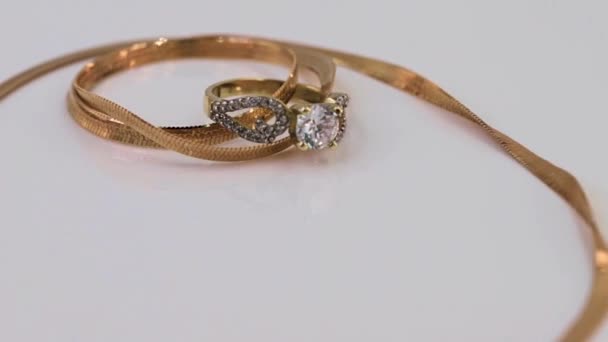 金戒指 耳环和链子绕着它们的轴旋转 — 图库视频影像