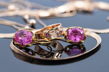 Yıldızlar şeklinde altın bir yüzük yakutlarla işlenmiş yakutlar, büyük yakutlar ve büyük altın boncuklu zincirler.