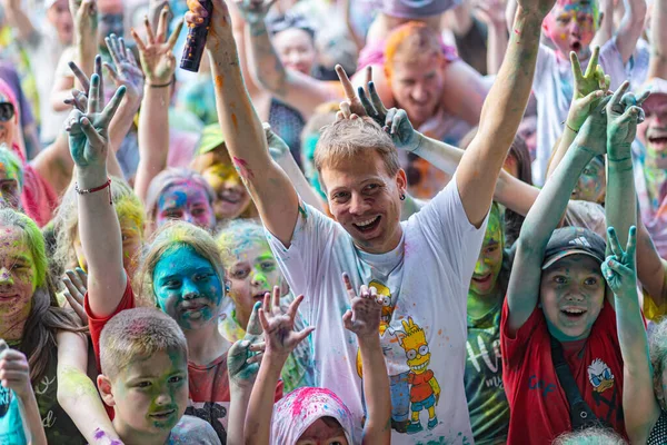 Essentuki Czerwiec Szczęśliwi Uczestnicy Festiwalu Farb Świeżym Powietrzu Malowanymi Twarzami — Zdjęcie stockowe