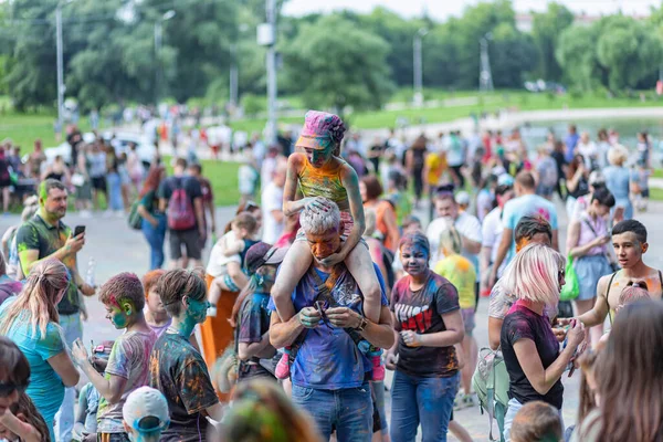 Açık Hava Boya Festivaline Boyalı Yüzler Kıyafetlerle Katılan Mutlu Katılımcılar — Stok fotoğraf