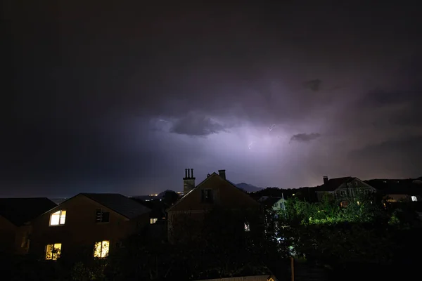 Relámpago Contra Cielo Nocturno Las Cadenas Montañosas —  Fotos de Stock