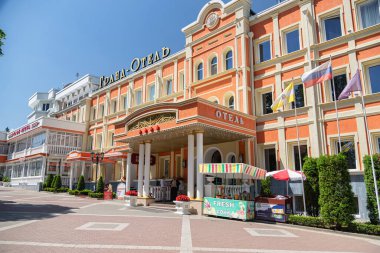 KISLOVODSK - 4 yıldızlı Grand Hotel 'in ön cephesi. 3 Temmuz 2021 Kislovodsk, Rusya.