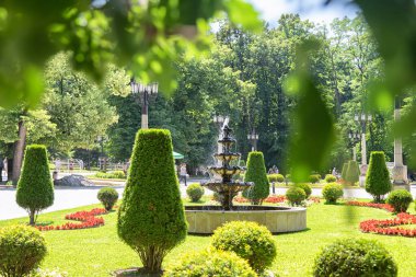 KISLOVODSK - 04 Temmuz - dinlenme yeri parkında içme galerisi yakınında kristal berrak su ile çeşme. 4 Temmuz 2021 Kislovodsk, Rusya.