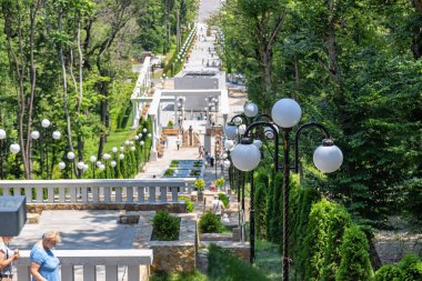 ZHELEZNOVODSK - 04 Temmuz - Şehrin tatil köyündeki çeşmeli ve çiçek tarhlı merdivenlerin üst manzarası. 4 Temmuz 2021, Zheleznovodsk, Rusya.