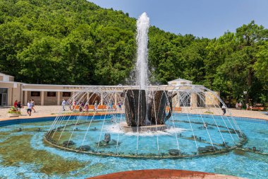 ZHELEZNOVODSK - 4 Temmuz 04: güzel bir çeşme Smirnovsky bahar önünde, şehrin tatil köyü parkı. 4 Temmuz 2021, Zheleznovodsk, Rusya.