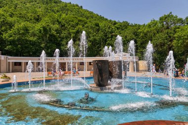 ZHELEZNOVODSK - 4 Temmuz 04: güzel bir çeşme Smirnovsky bahar önünde, şehrin tatil köyü parkı. 4 Temmuz 2021, Zheleznovodsk, Rusya.