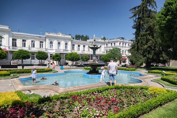 Kislovodsk Temmuz Dinlenme Yeri Parkında Içme Galerisi Yakınında Kristal Berrak — Stok fotoğraf