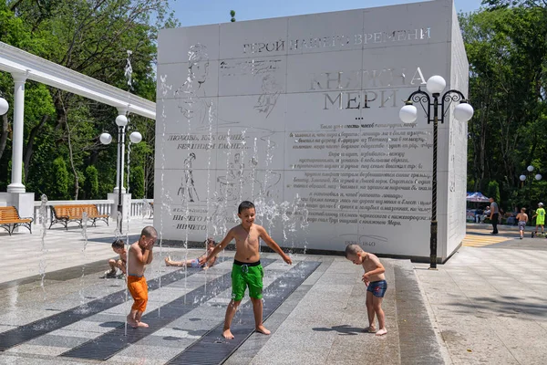 Zheleznovodsk July Children Escape Scorching Summer Sun Streams City Fountain — Stock Photo, Image