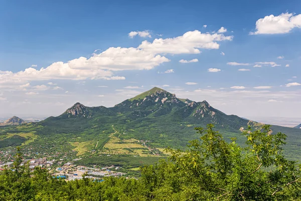 Blick Auf Das Beshtau Gebirge Die Angrenzende Stadt Von Unten — Stockfoto