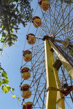 Güvenli olmayan açık kabinleri olan eski bir dönme dolap. Alt görünüm