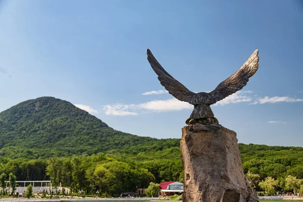 Estatua Bronce Del Águila Símbolo Del Cáucaso Fondo Las Montañas — Foto de Stock