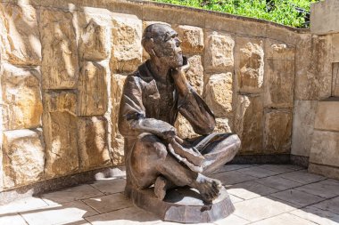 KISLOVODSK - AĞUSTOS 05: Heykel tüm servetini harcamış bir turist. Yalınayak bir adam, Rusya 'nın Kislovodsk şehrinde 5 Ağustos 2021' de bir şapkada sadaka dilenir..