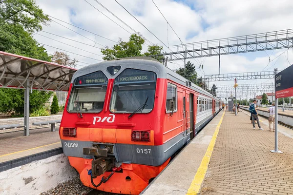 Zheleznovodsk August Ein Vorortzug Der Russischen Eisenbahn Steht Einem Bahnhof — Stockfoto