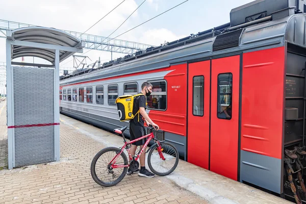 Zheleznovodsk August Ein Yandex Kurier Mit Fahrrad Steigt Einen Elektrischen — Stockfoto