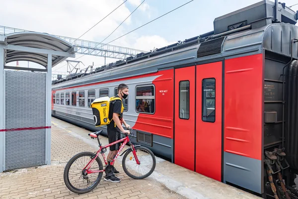 Zheleznovodsk August Ein Yandex Kurier Mit Fahrrad Steigt Einen Elektrischen — Stockfoto