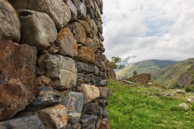 Kuzey Osetya 'da havan topu olmadan büyük taşlardan yapılmış eski bir duvar ustası.